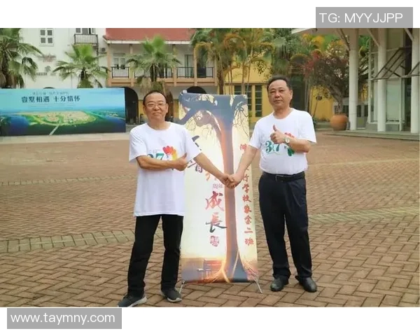 昔日同窗重聚足球明星回归校园共叙青春岁月