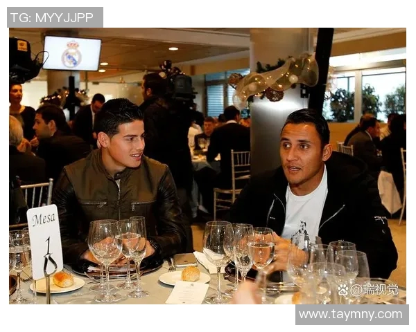 足球场上的魅力巨星又帅又大引领潮流风尚与竞技巅峰的完美结合